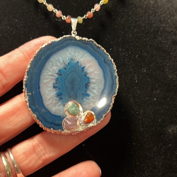 Agate Geode Slice Pendant gilded with gold plating and three gemstones. - Picture 6 of 12